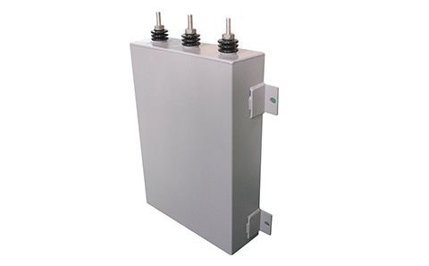 電容器的容量大小與什么有關？為什么？