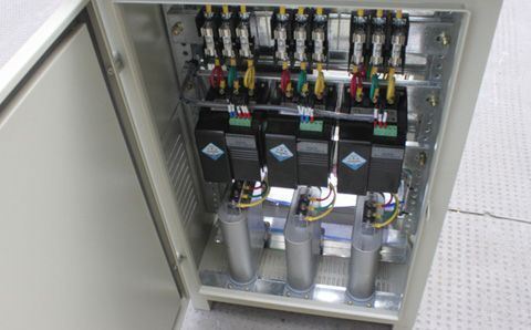 如何快速識(shí)別電容器組中有故障的低壓電容器？